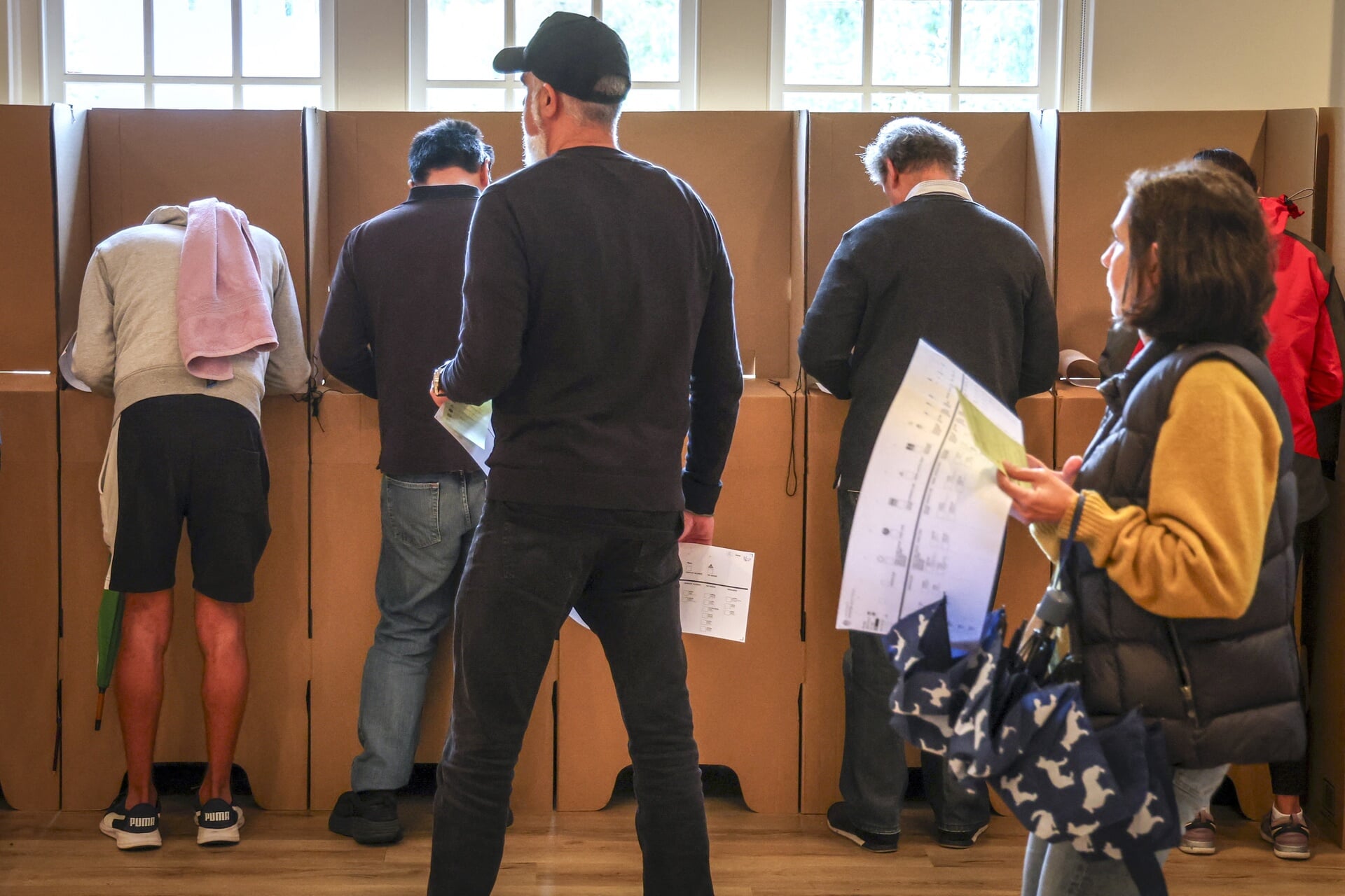 Kiezers brengen hun stem uit tijdens voorverkiezingen in Sydney.