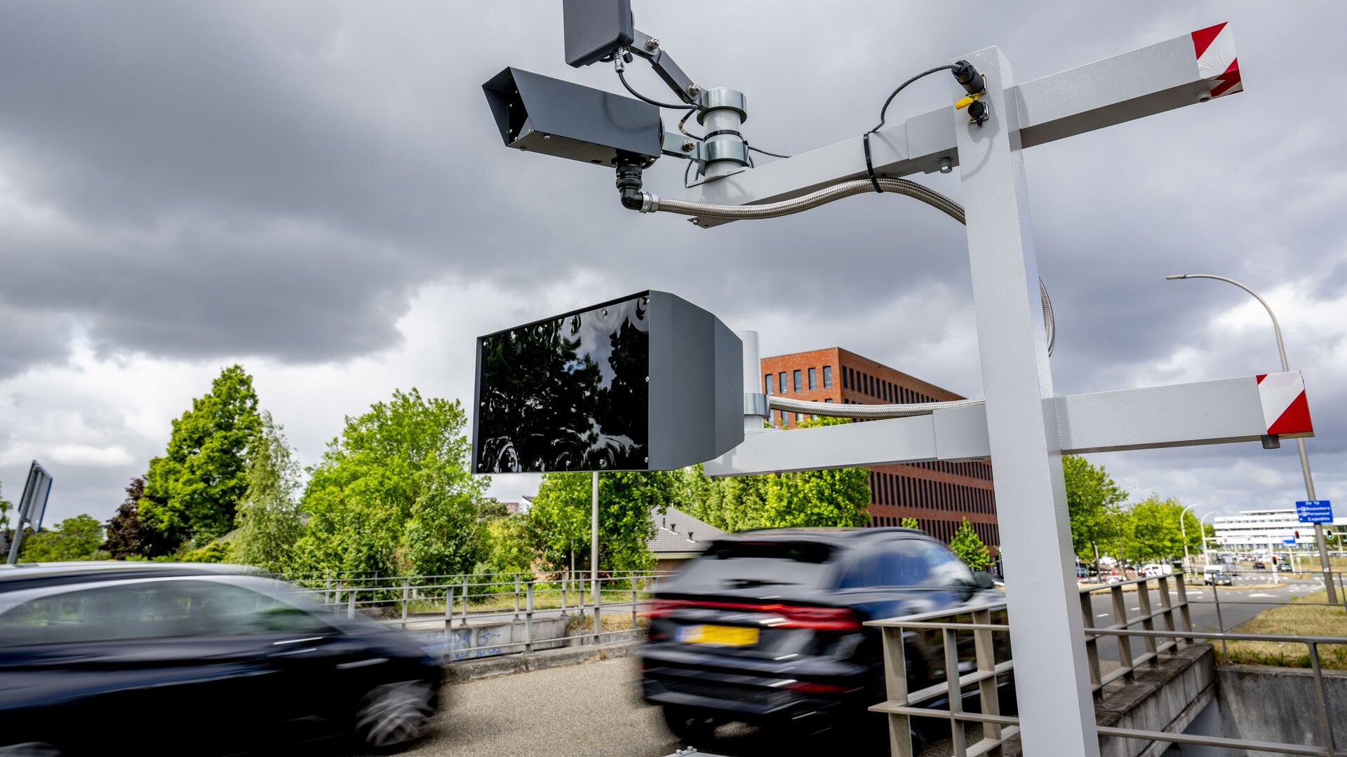 Via de focusflitser worden boetes opgelegd voor het vasthouden van een mobiel apparaat tijdens het rijden. Daarmee wil het Openbaar Ministerie afleiding in het verkeer terugdringen.