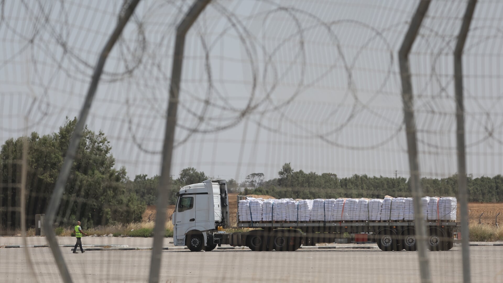 Een van de vrachtwagens met noodhulp, aan de grensovergang tussen Gaza en het zuiden van Israël.