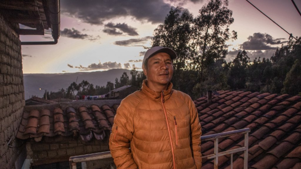 Saul Luciano Lliuya bij zijn huis in Llupa. Volgens de Peruaanse berggids wordt zijn huis bedreigd door een smeltende gletsjer en is de Duitse energiereus RWE een van de veroorzakers van deze klimaatschade.