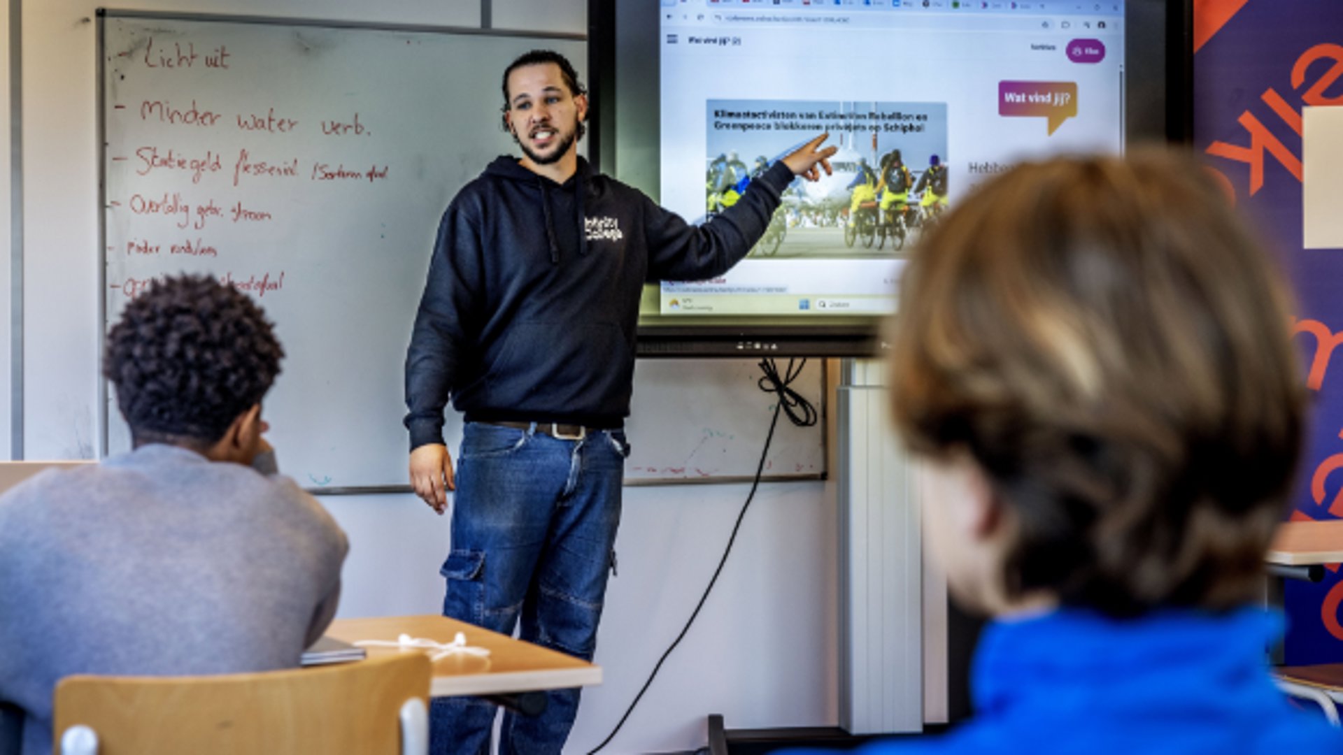 Een les over burgerschap op een middelbare school in Diemen, april 2025.