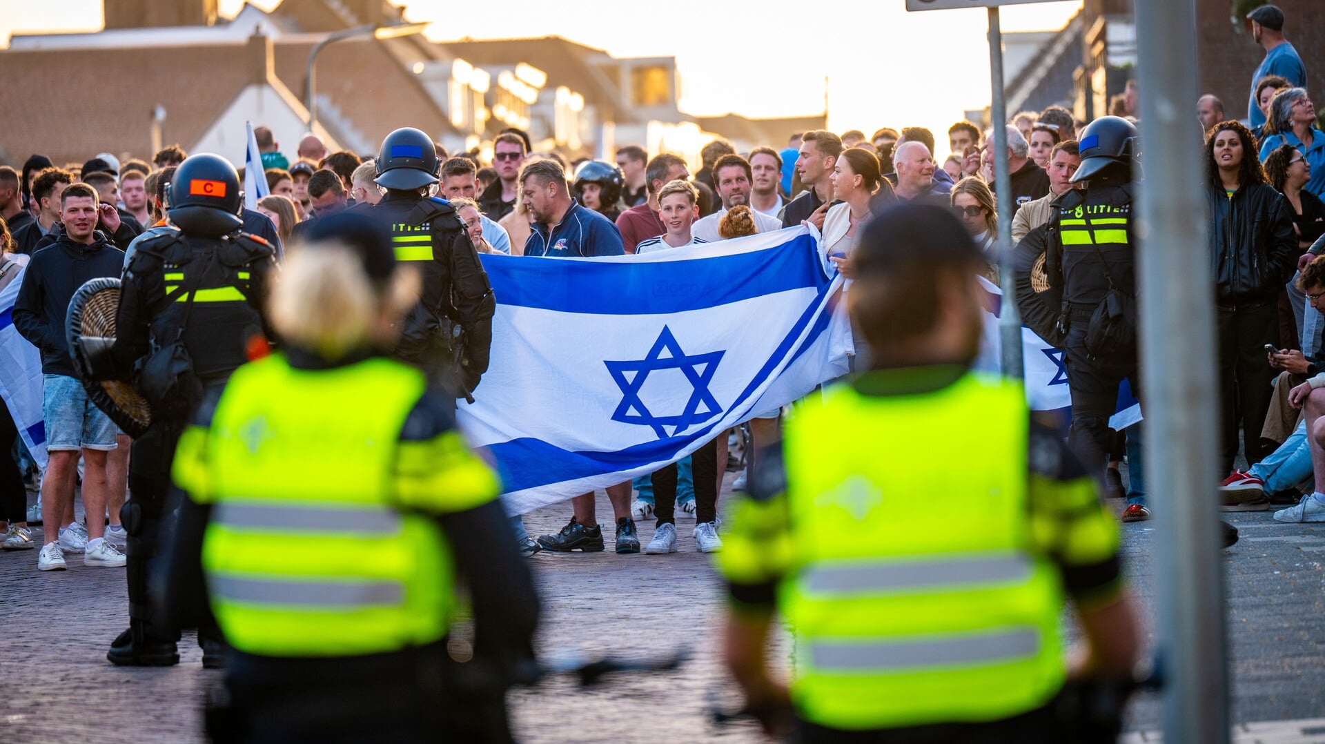 Demonstranten met Israëlische vlaggen bij de Nieuwe Kerk nadat een groep mensen die tegen een pro-Israëlviering van Christenen voor Israël demonstreerde.