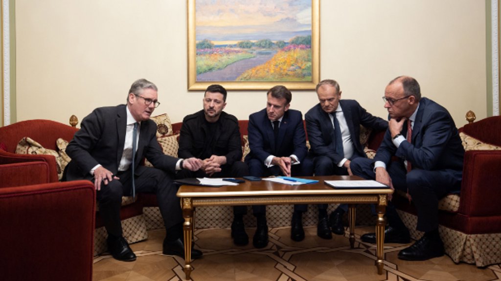 Vanuit Kyiv houden Europese leiders – met van links af Starmer, Zelensky, Macron, Tusk en Merz – telefonisch ruggespraak met Trump.