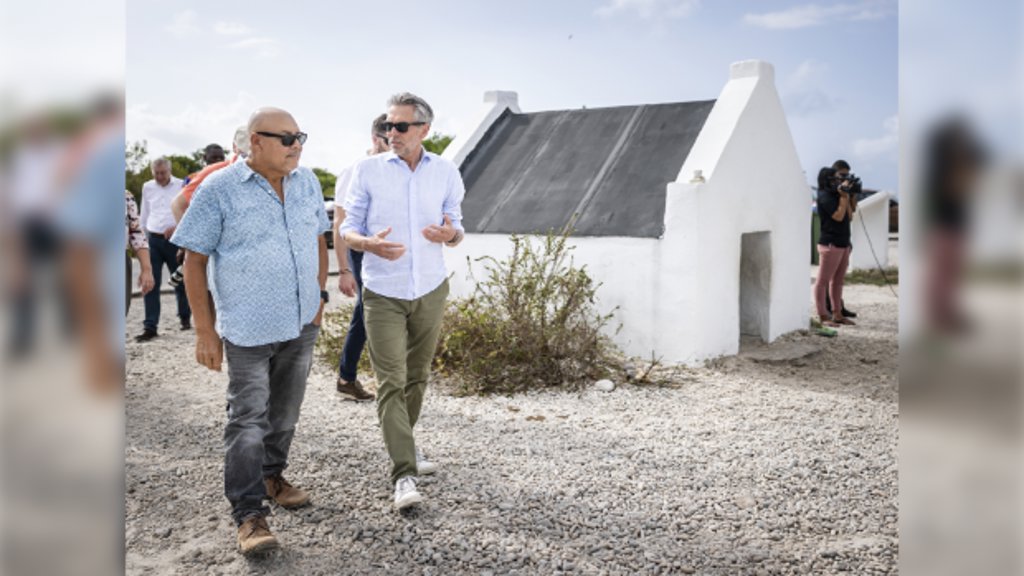 Premier Schoof bekijkt de slavenhuisjes bij Witte Pan.