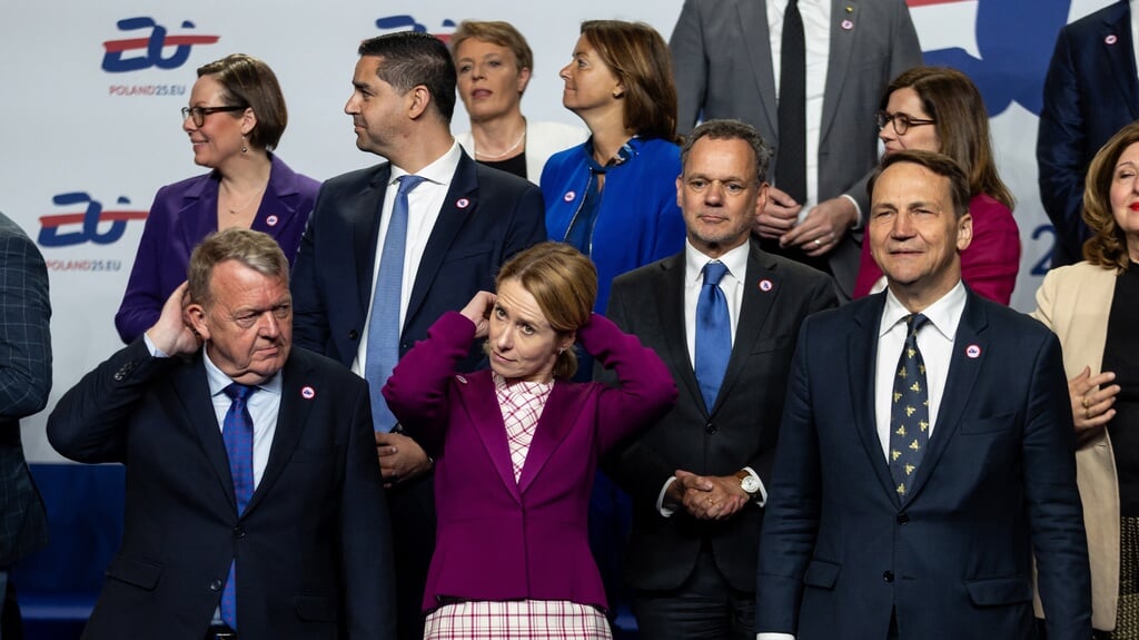 Diverse Europese ministers van Buitenlandse zaken, met vooraan de EU-buitenlandchef Kaja Kallas. Schuin achter haar de Nederlandse minister Caspar Veldkamp.
