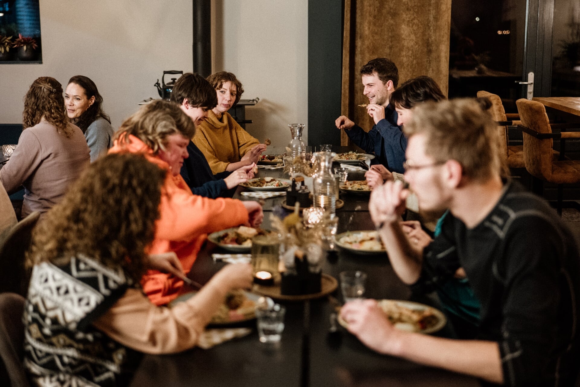 Deelnemers eten samen een maaltijd voorafgaand aan de Alphabijeenkomst.