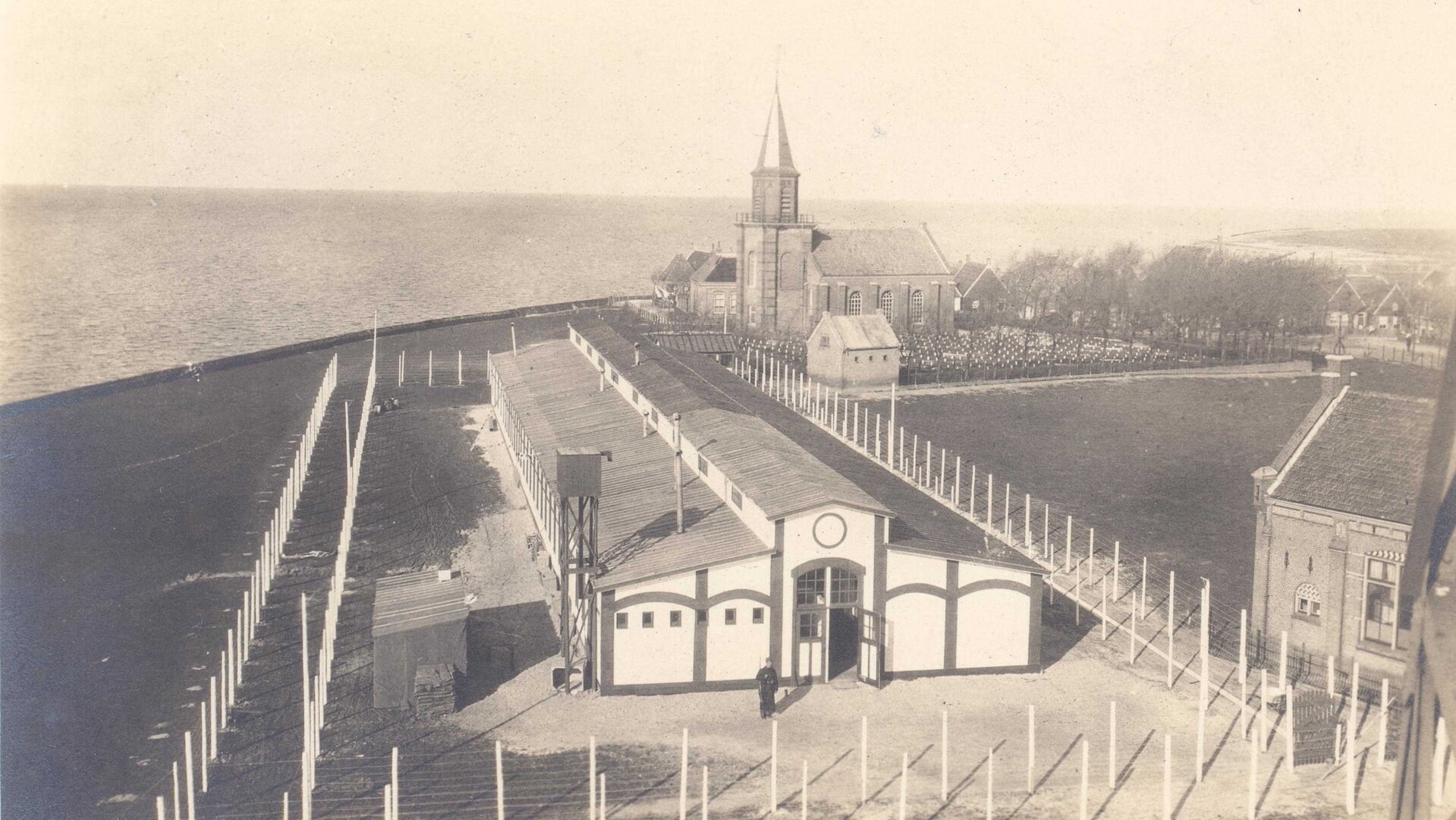 Het zwaarbewaakte interneringskamp voor geallieerde officieren op Urk omstreeks 1916.