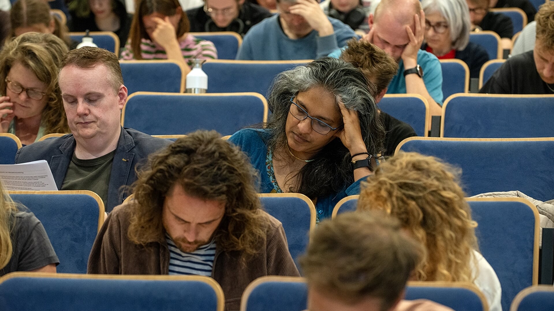 In een collegezaal van Hogeschool Utrecht maken tweehonderd volwassenen een klimaatexamen. ‘Wat zijn de oorzaken van klimaatverandering, wat is de impact precies en wat kan ik zelf doen?’