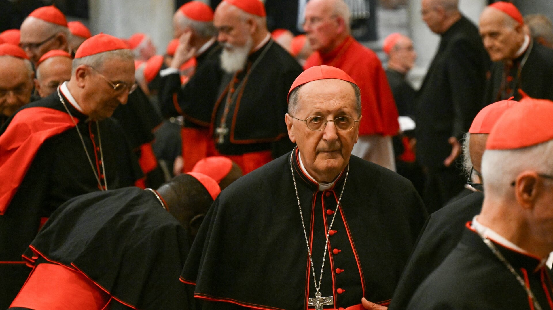 De Italiaanse kardinaal Beniamino Stella (midden) samen met zijn medekardinalen na hun bezoek aan het graf van paus Franciscus.