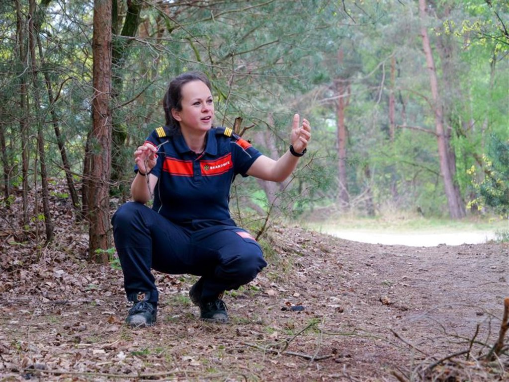 Jitske Langeraap-de Vries, coördinator van de handcrew (de 'handploeg') in Zuid-Nederland over gevaar van natuurbranden. ‘Waar een huis ‘uitbrandt’ omdat de zuurstof of brandstof opraakt, ligt in een bos altijd hout en is er continue verse zuurstof beschikbaar.’
