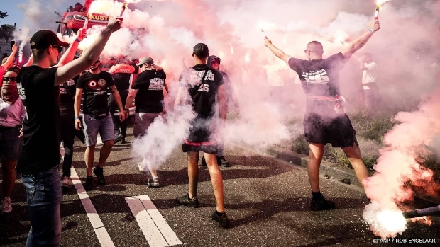 Politie brengt verdachten rellen PSV-feest herkenbaar in beeld