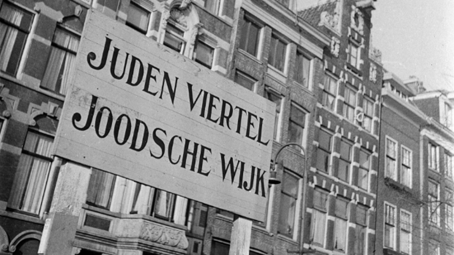 De Kloveniersburgwal in 1942. Het NIOD heeft onderzoek gedaan naar de rol van de gemeente Amsterdam bij de Jodenvervolging.