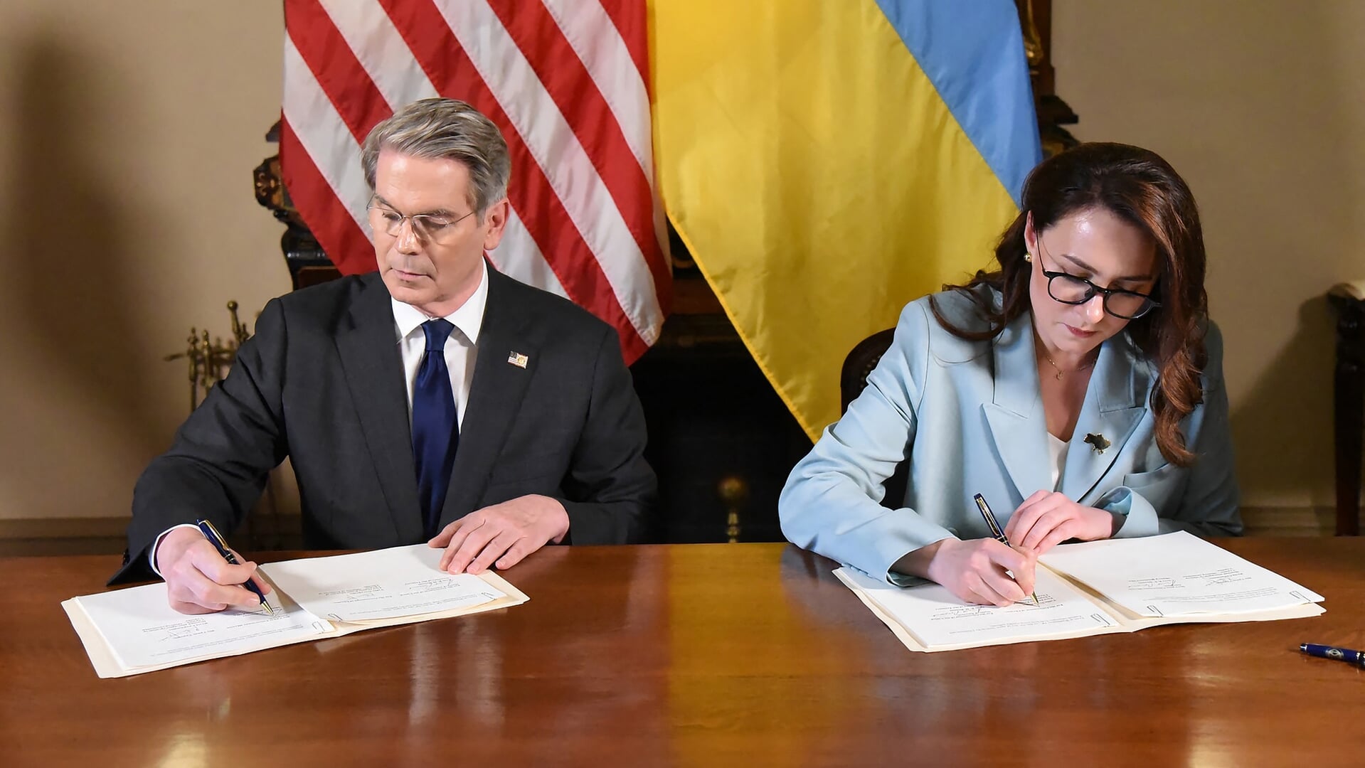 Het taalgebruik bij de ondertekening suggereert een hernieuwde Amerikaans-Oekraïense alliantie.