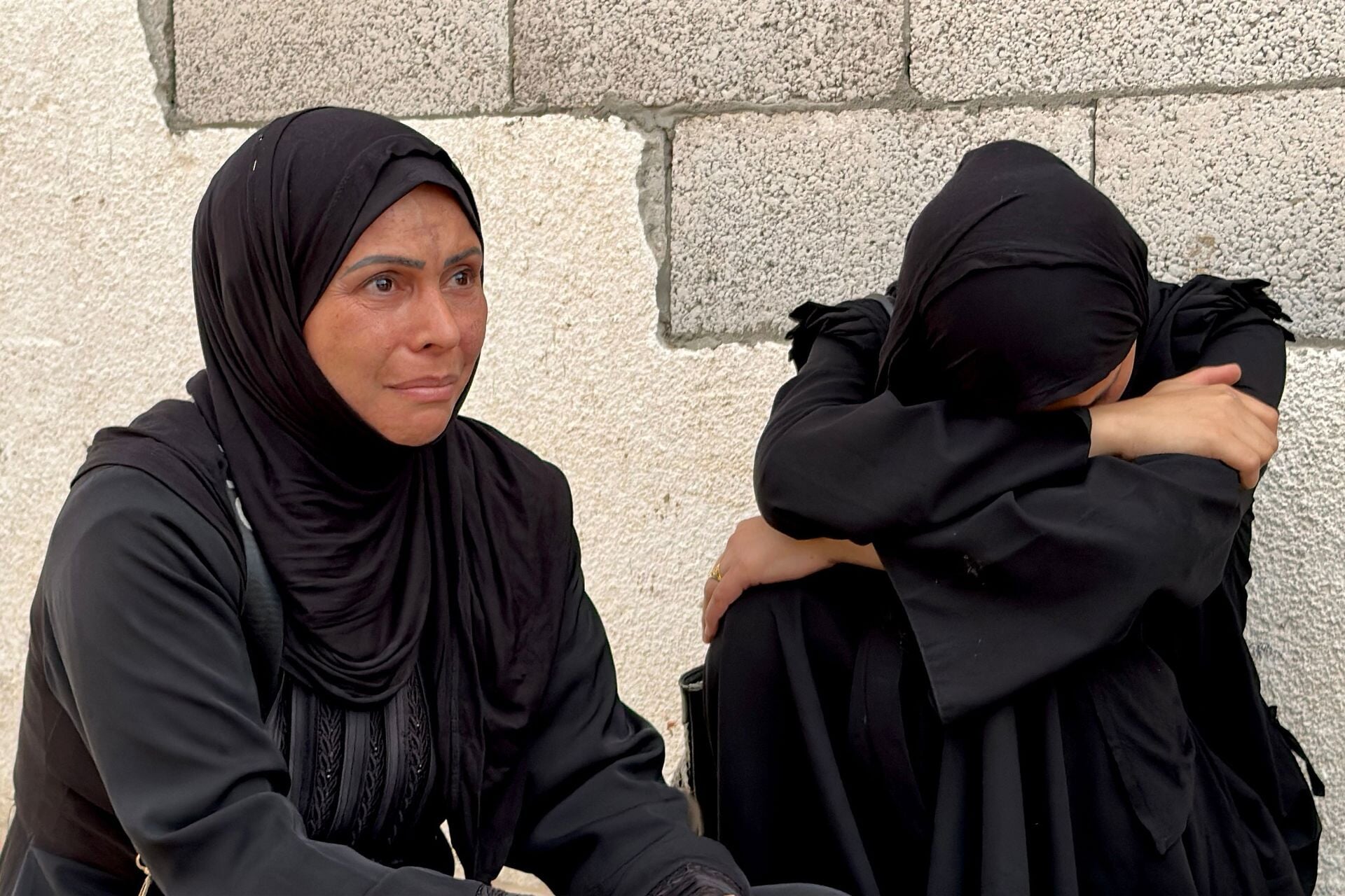 Familieleden van bij een omgekomen Palestijnen bij het Nasser-ziekenhuis in Khan Younis.
