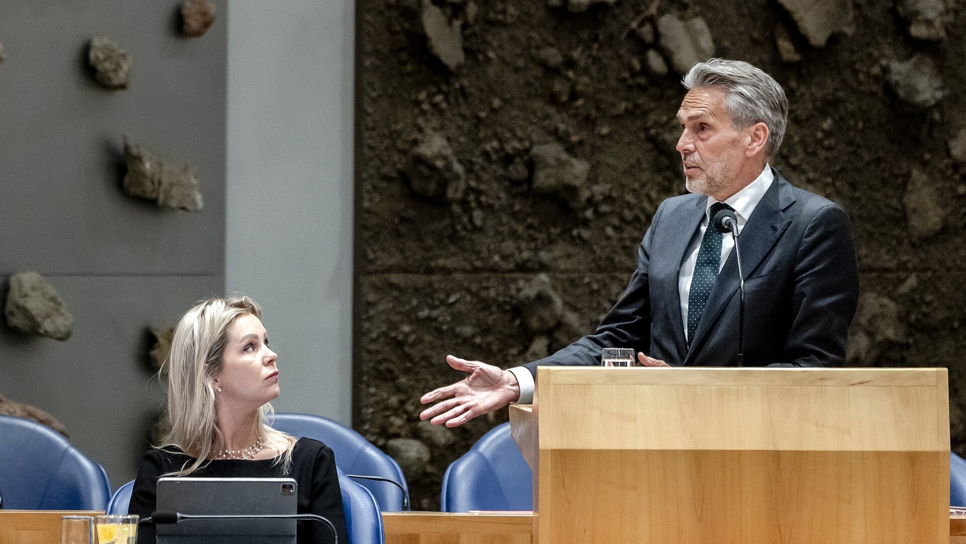 Landbouwminister Femke Wiersma (BBB) en premier Dick Schoof tijdens het stikstofdebat donderdag in de Tweede Kamer.