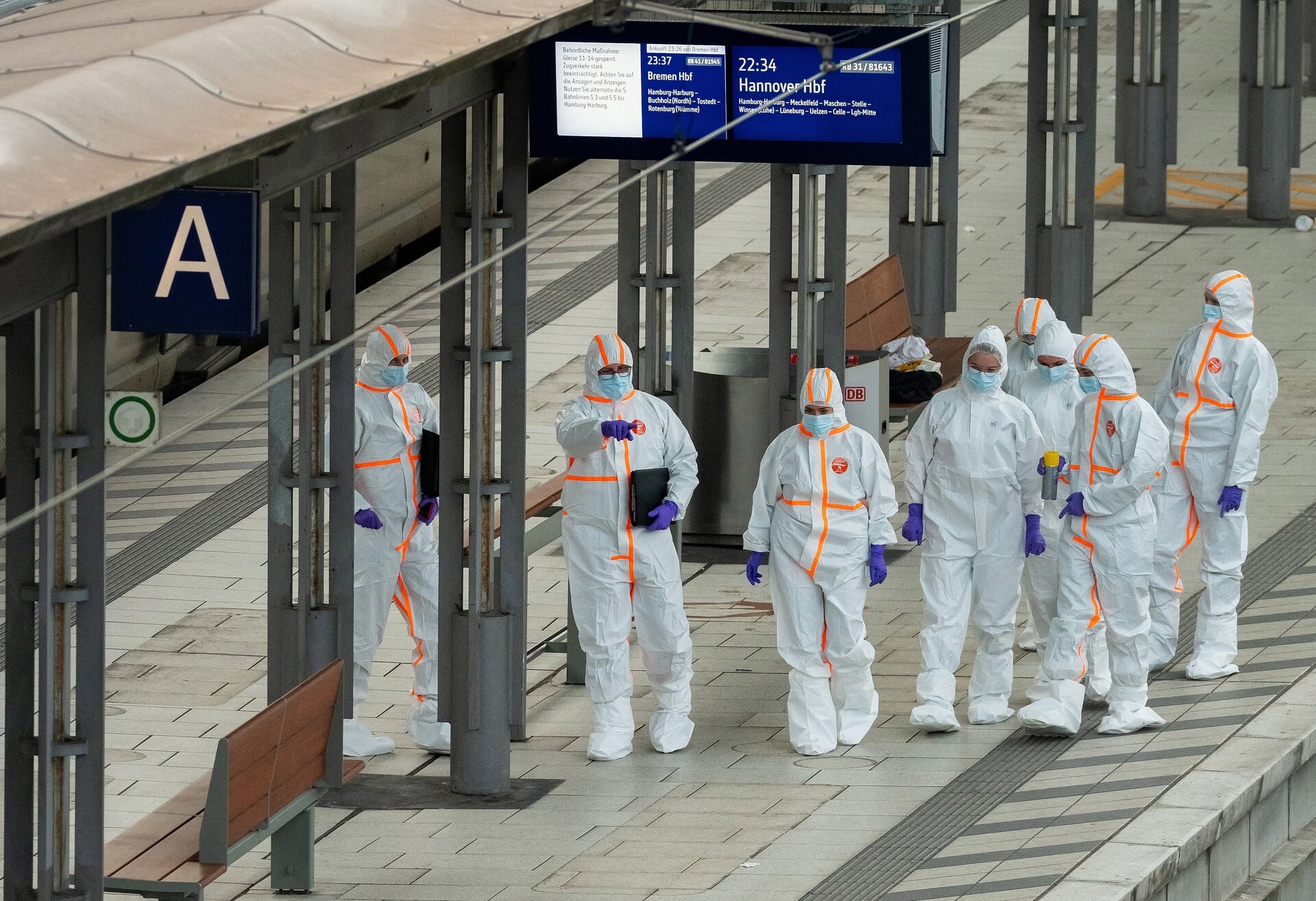 Forensisch onderzoek op station Hamburg. Een vrouw stak op het perron tussen spoor 13 en 14 lukraak om zich heen.