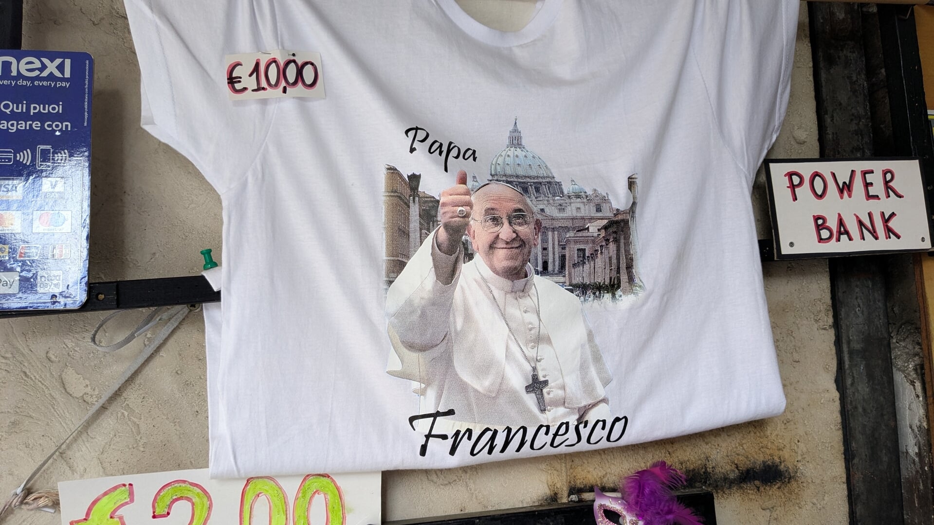 Op souvenirs zie je paus Franciscus vaak met zijn duim omhoog, of op een foto (uit 2014) waarin hij een witte duif loslaat, als symbool van vrede.