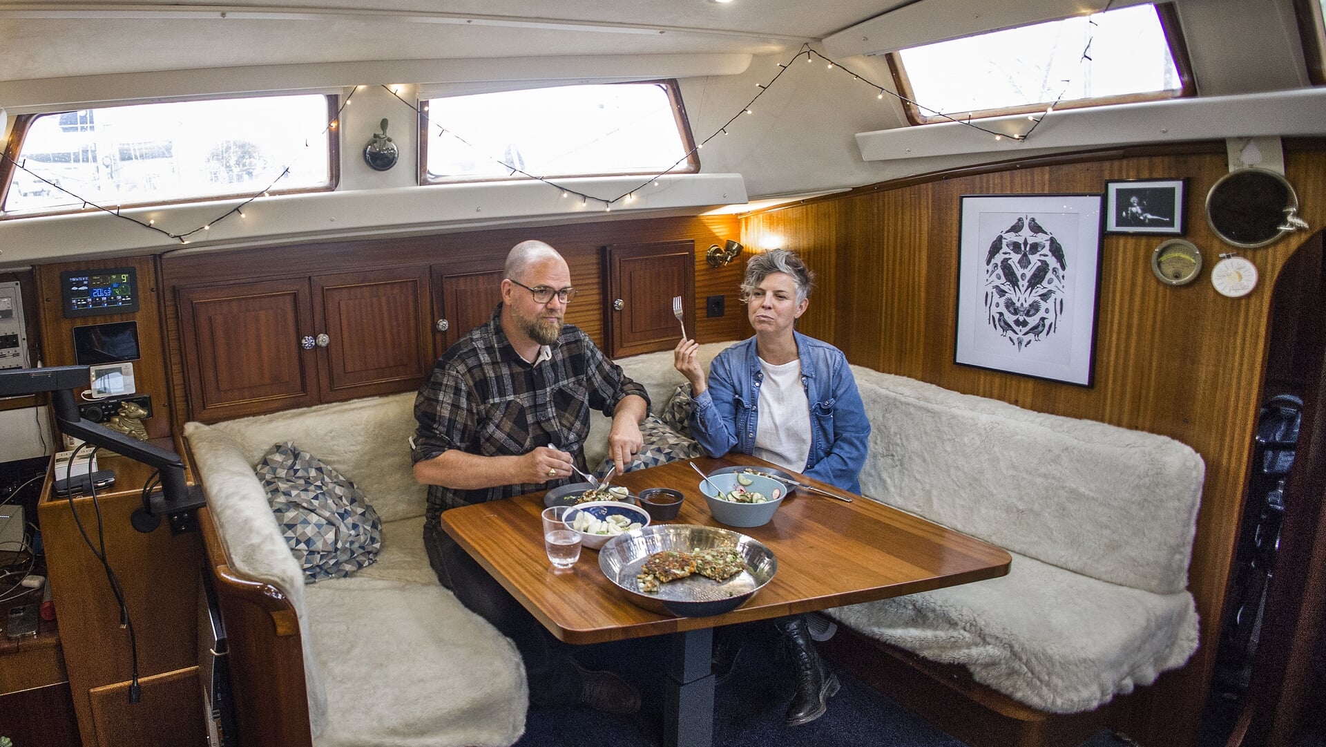 Tanja en Martijn Maas wonen op een boot en hebben een kleine
keuken en een knus zithoekje waar ze altijd eten. 's Avonds is het eerste moment dat we vanuit ons drukke bestaan weer samenkomen en kunnen landen.'