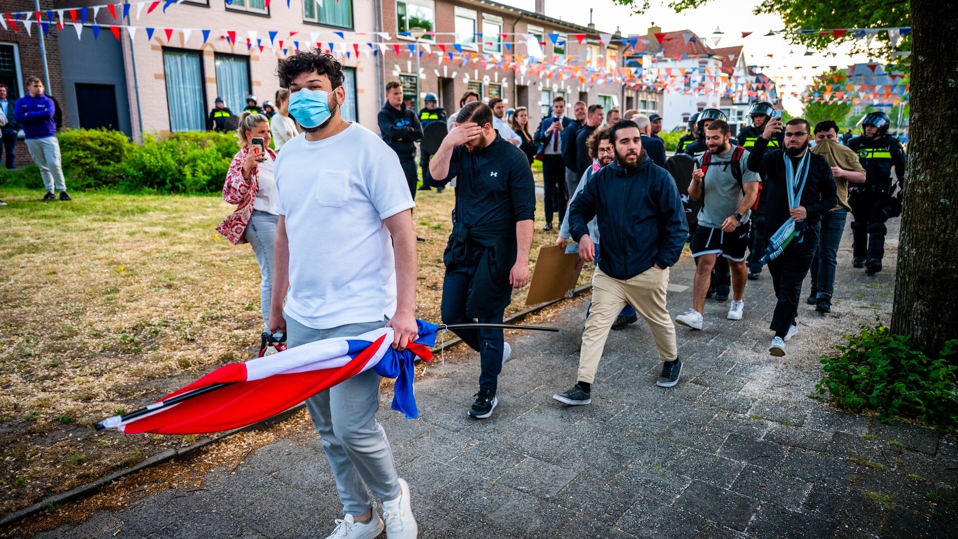 Pro-Palestijnse demonstranten worden door de politie begeleid in Katwijk.
