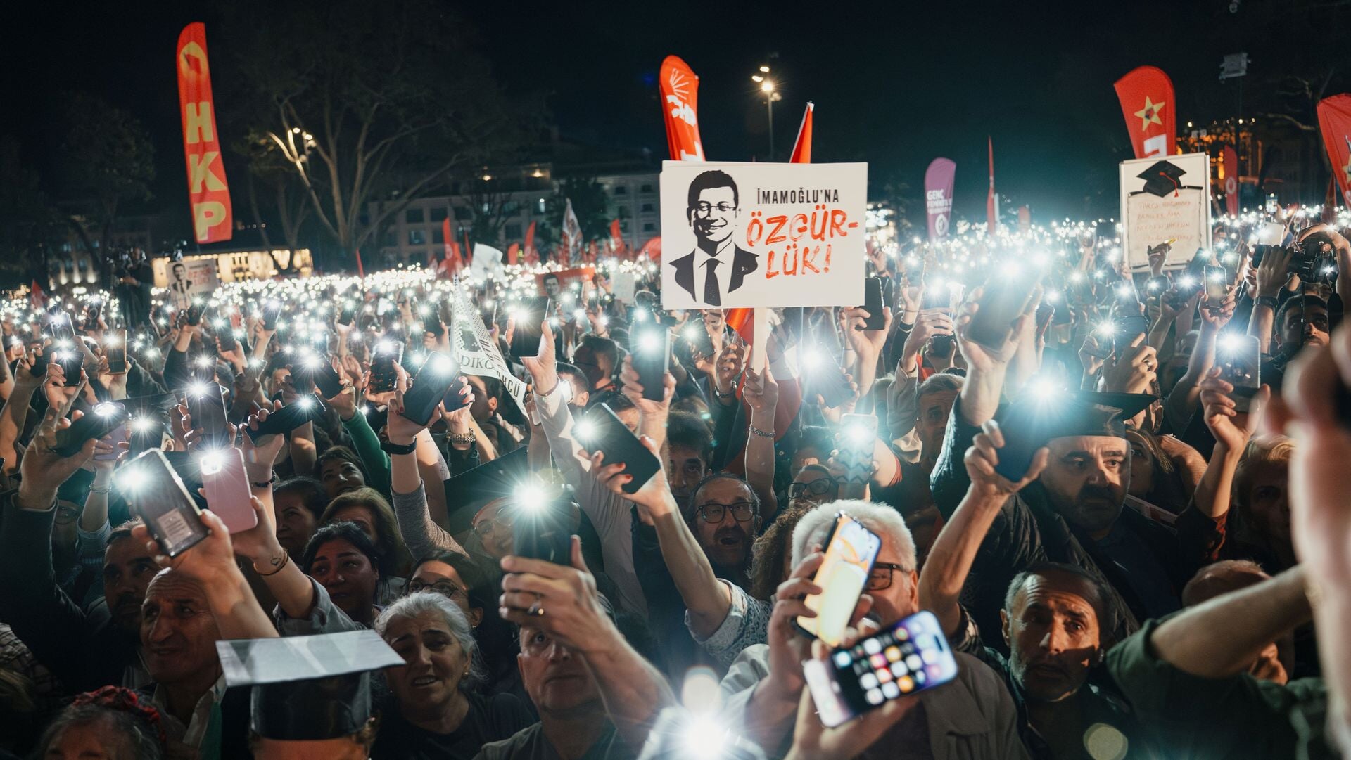 In grote demonstraties eisen inwoners van Istanboel de vrijlating van hun burgemeester Imamoglu, de belangrijkste tegenstander van president Erdogan.