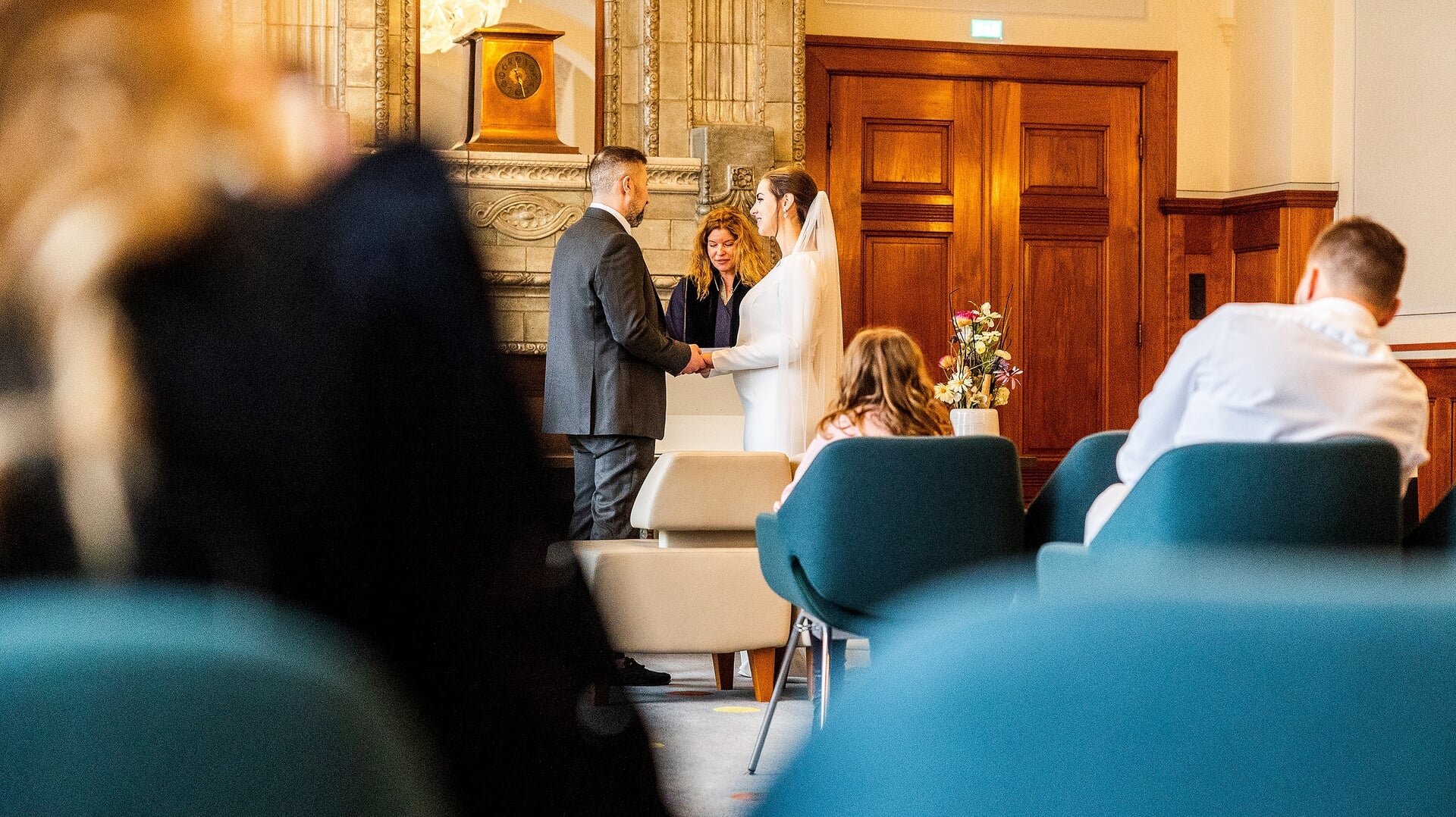 Een bruidspaar in het stadhuis van Rotterdam. Gemiddeld betalen bruidsparen daar 775 euro voor een huwelijksceremonie op een doordeweekse dag.