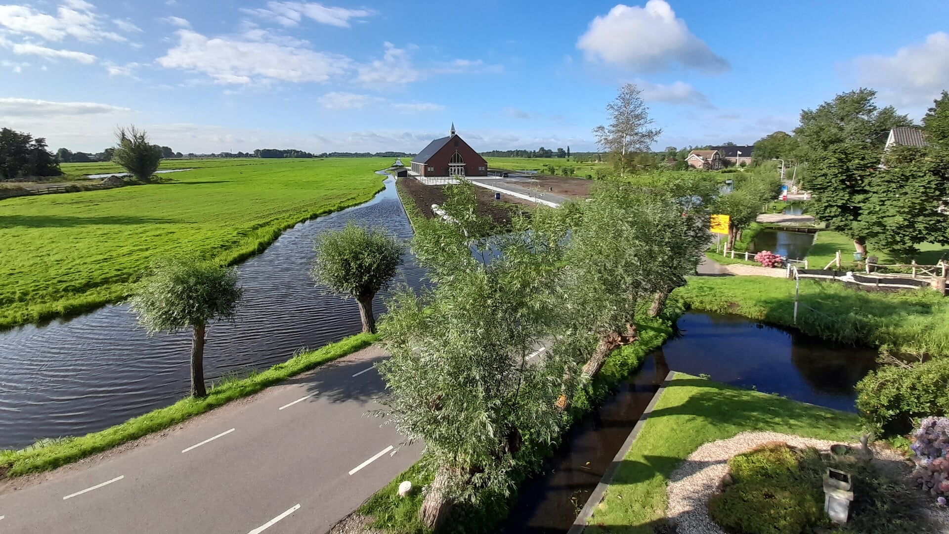 Het pasgebouwde kerkgebouw in Berkenwoude.