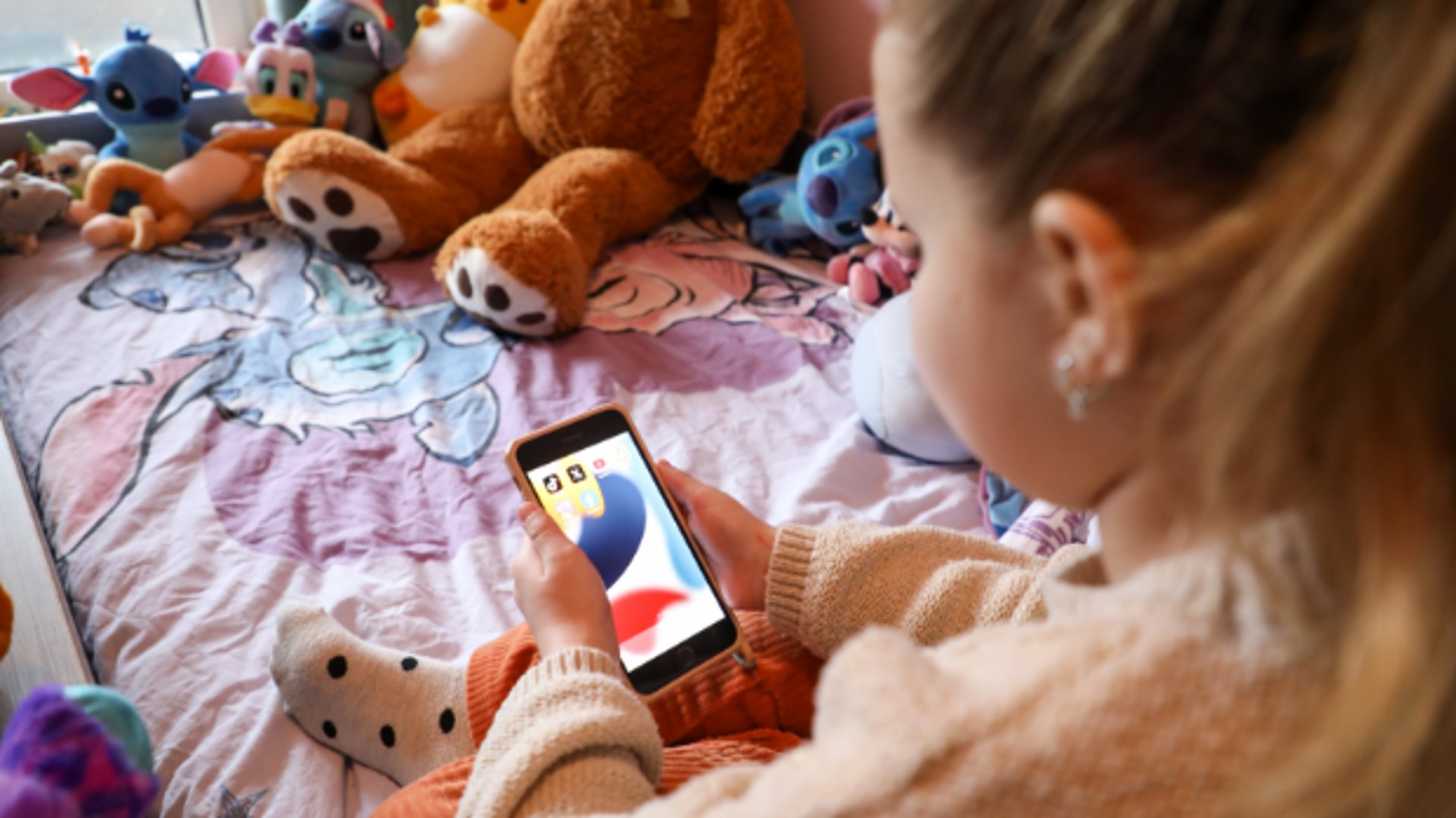 De leeftijd waarop kinderen een mobiele telefoon krijgen, is de laatste jaren steeds verder gezakt. In 2010 had de helft van de 10-jarigen in Nederland een mobieltje.