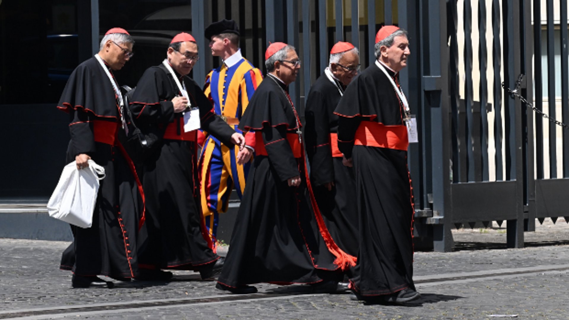 Vijf van de meer dan 180 kardinalen verlaten het Vaticaanse grondgebied na hun dagelijkse overleg.
