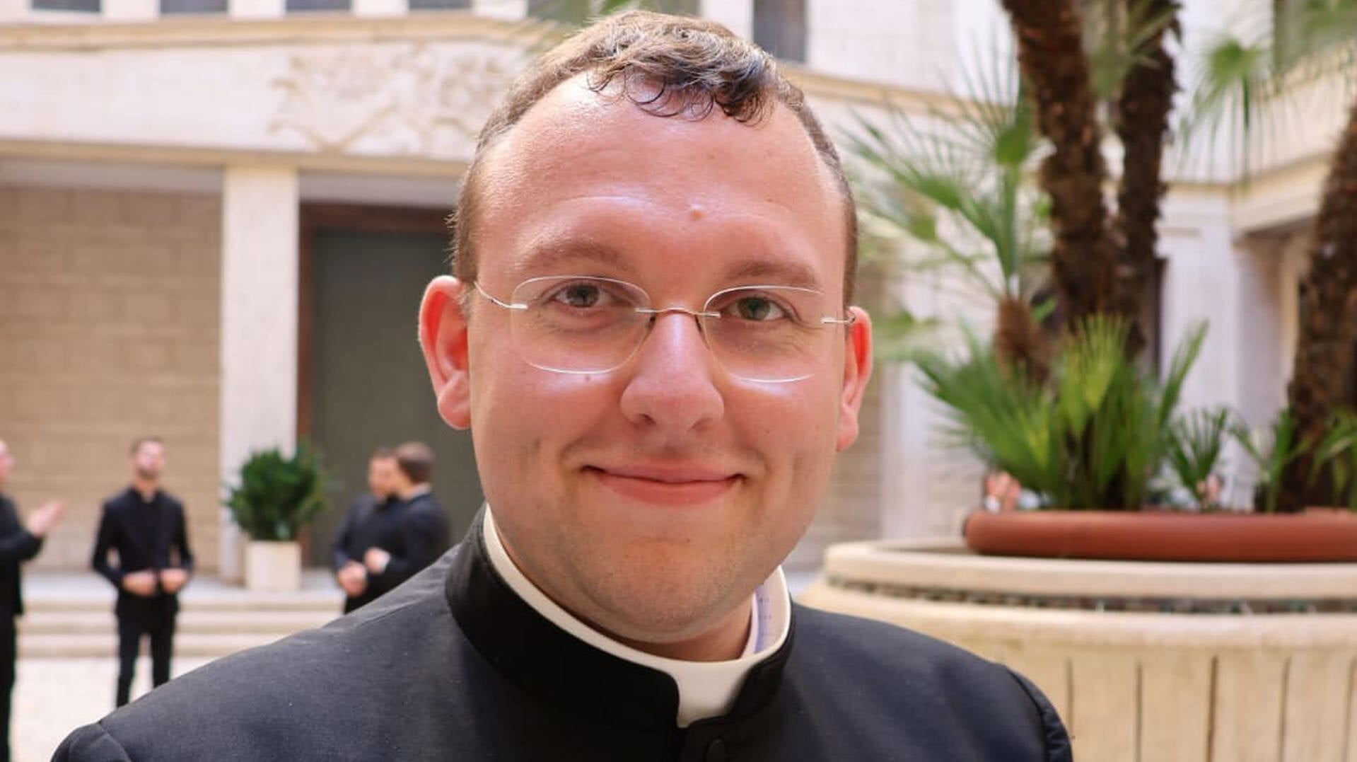 De Groningse diaken Alex van den Hende studeert kerkelijk recht in Rome en zingt woensdag de evangelilelezing tijdens de eucharistieviering voor het conclaaf.