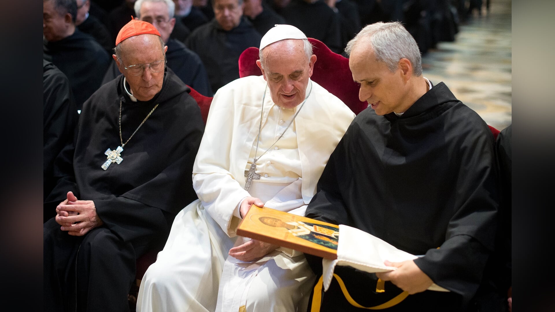 In 2013 nam Robert Francis Prevost (rechts) afscheid als prior-generaal van de Orde der Augustijnen. Hij ontmoette toen de pas aangetreden paus Franciscus (midden) die hij afgelopen 8 mei opvolgde als paus. Rechts de augustijner kardinaal Prosper Grech (1925-2019).