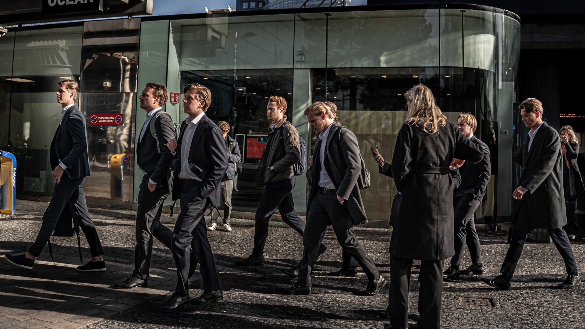 De Zuidas in Amsterdam, april 2025. 'Waar veel jonge talenten dromen van het bijdragen aan een betere wereld, blijft van deze idealen vaak weinig over na gewerkt te hebben als bankier, advocaat of consultant.'