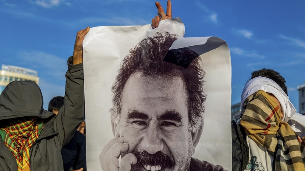 Jongeren laten een foto zien van de gevangen leider van de rebellenpartij Koerdische Arbeiderspartij (PKK), Abdullah Öcalan. Eind februari deed hij vanuit de gevangenis een oproep om op de wapens neer te leggen en de PKK te ontmantelen.