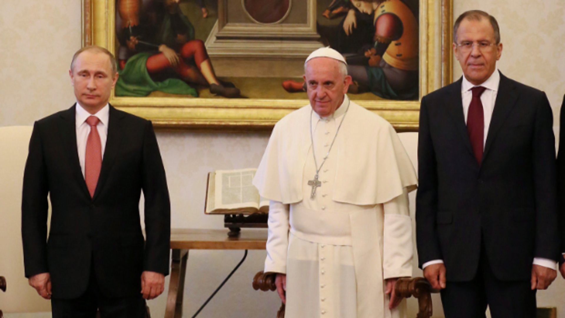 In juni 2015 bezochten de Russische president Vladimir Putin (links) en de Russische minister van Buitenlandse Zaken, Sergej Lavrov (rechts), het Vaticaan.