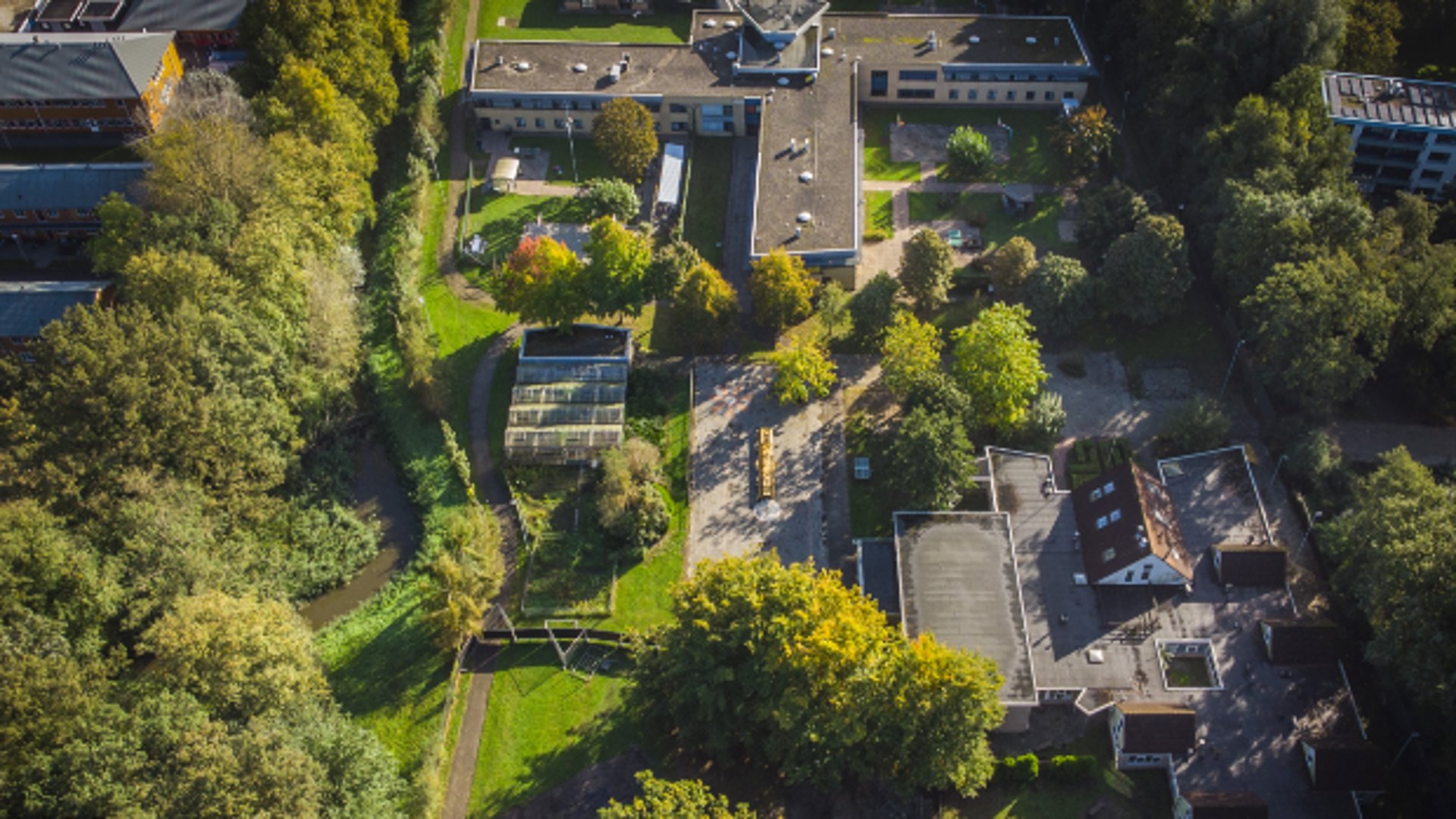 Dronefoto van het terrein van het voormalige klooster De Goede Herder in Almelo.