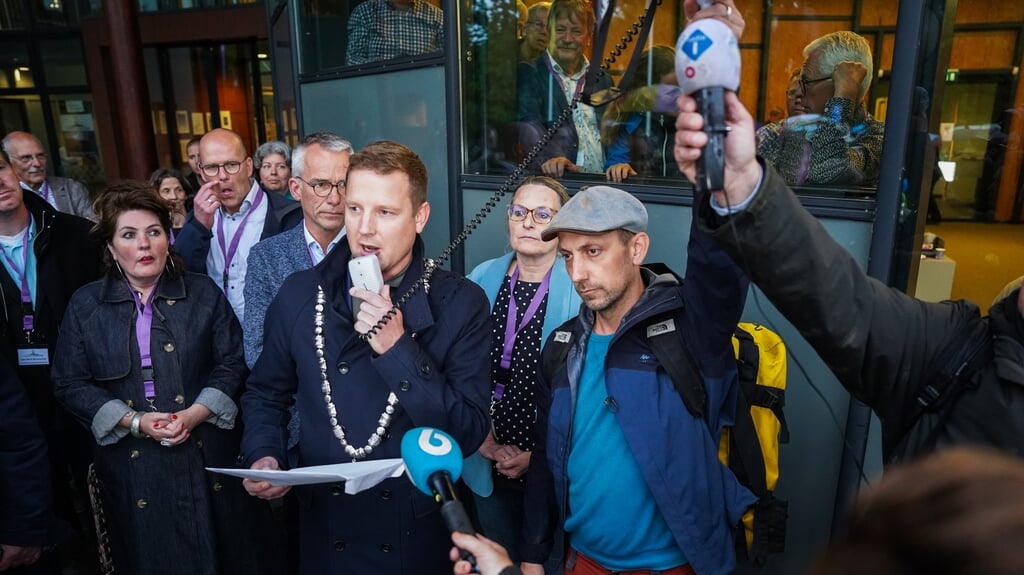 Oprichter van het collectief Gifvrij Westerveld Rieuwert de Haan naast Burgemeester Jouke Spoelstra, tijdens het protest tegen de oprukkende lelieteelt in Drenthe.