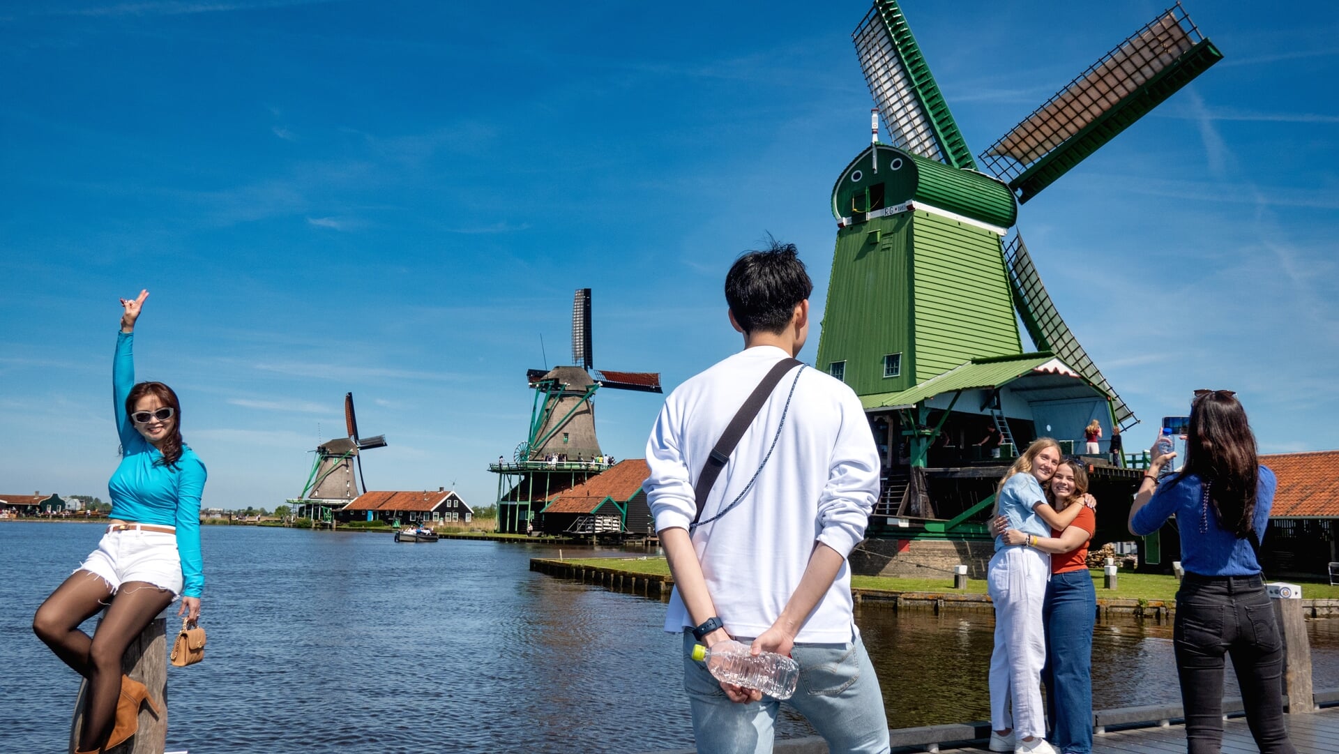 Een meidag op de Zaanse Schans. Vanaf volgend jaar moeten toeristen gaan betalen voor het uitzicht op de molens.