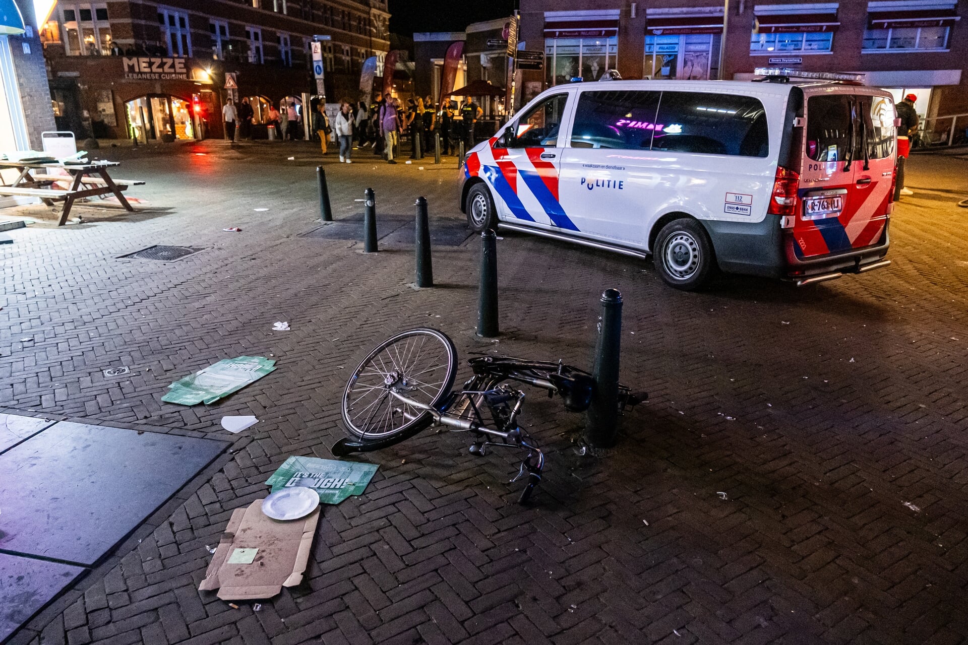 De ME is in Scheveningen in actie gekomen nadat honderden jongeren in de omgeving van het Kurhaus met elkaar op de vuist gingen.