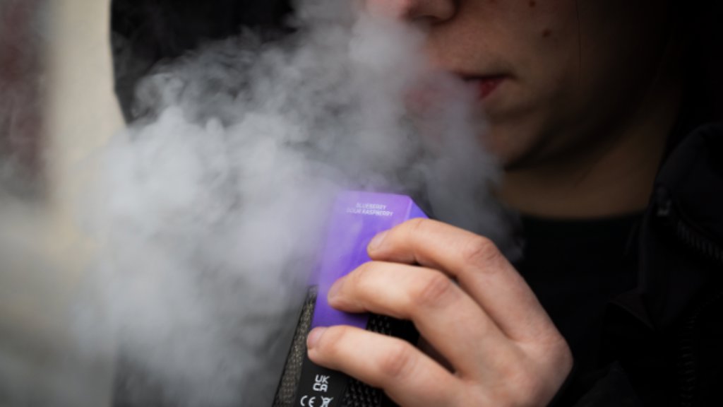 Sinds 1 januari 2024 geldt een verkoopverbod op vapes met smaakjes zoals hazelnootpasta, aardbeienijs of suikerspin.