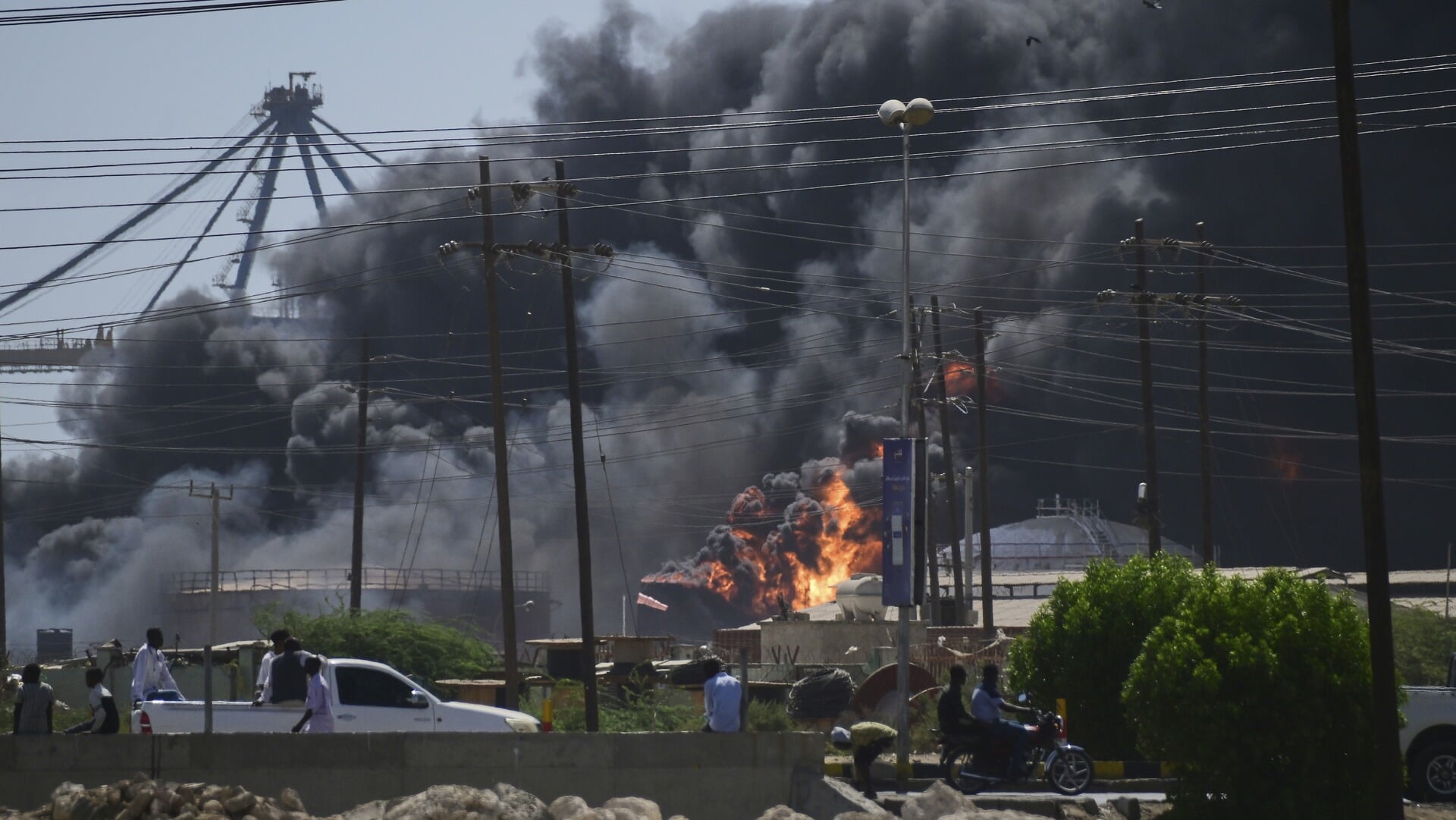 Een grote rookpluim boven een brandstofdepot in Port Soedan.