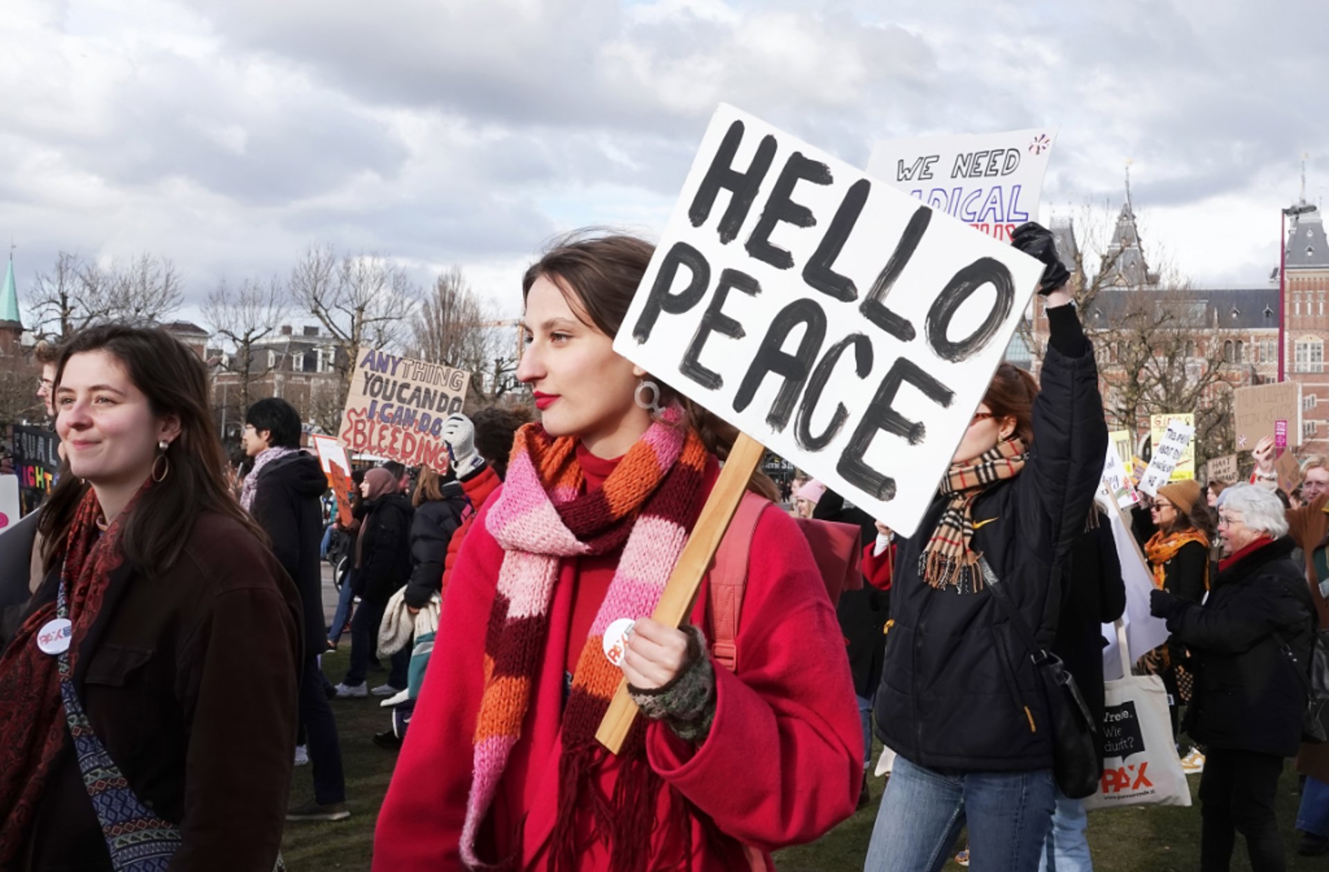 Aanhangers van vredesorganisatie PAX demonstreren in de aanloop naar Internationale Vrouwendag op 8 maart 2023 in Amsterdam voor vrede.