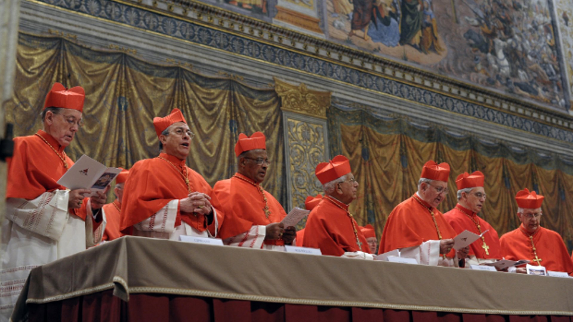Op 12 maart 2013 verzamelden de kardinalen zich in de Sixtijnse kapel. Een dag later werd de Argentijnse kardinaal Jorge Bergolio tot paus gekozen. Hij nam de naam Franciscus aan.