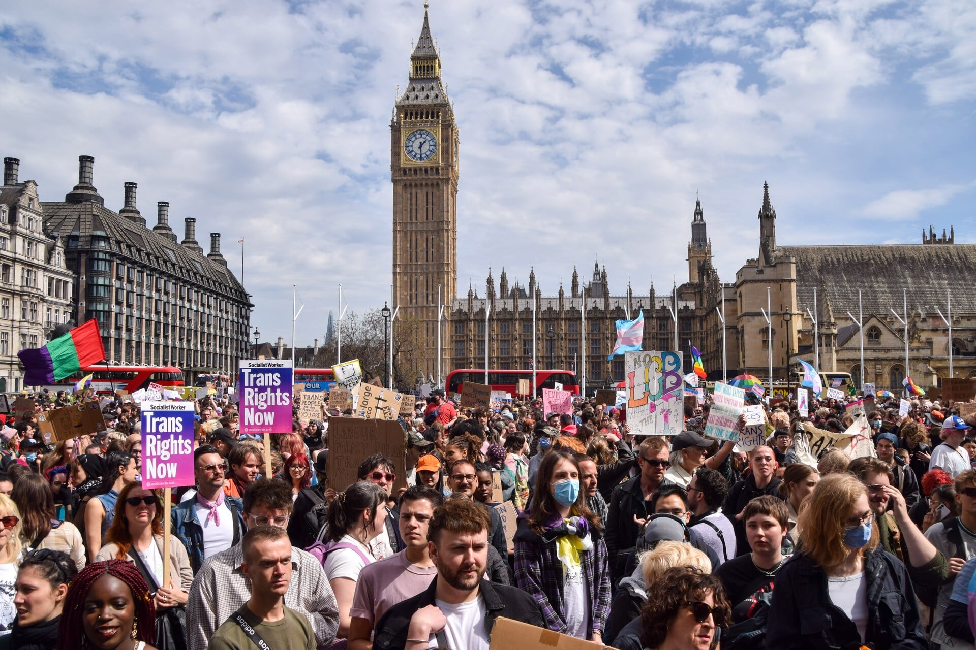 Een demonstratie in Londen op 19 april naar aanleiding van een uitspraak van het het Britse Hooggerechtshof. Dat heeft bepaald dat de definitie van vrouw wordt bepaald door sekse, niet door gender.