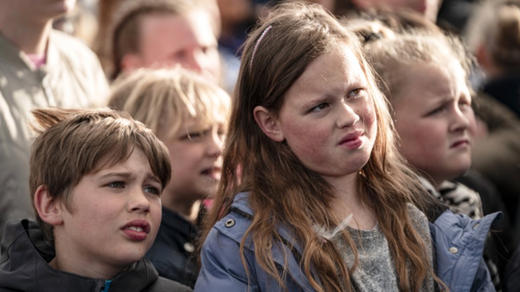 Kinderen tijdens de Nationale Kinderherdenking in Madurodam. De herdenking voor, door en met kinderen werd zondag voor de tiende keer gehouden.