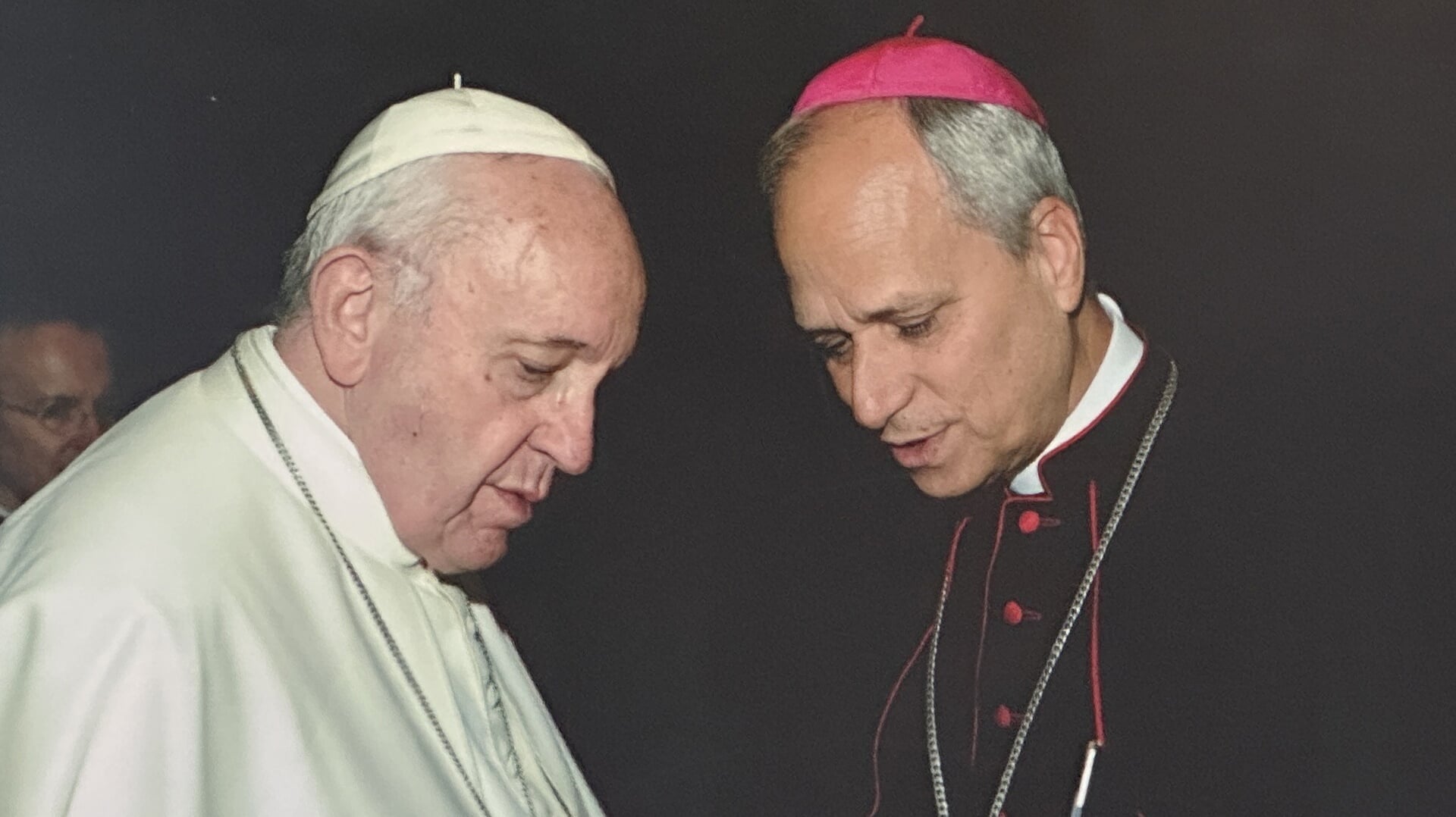 Paus Leo XIV - hier nog als bisschop van de Peruaanse stad Chiclayo, in gesprek met zijn voorganger paus Franciscus - is beschuldigd van het toedekken van misbruik.