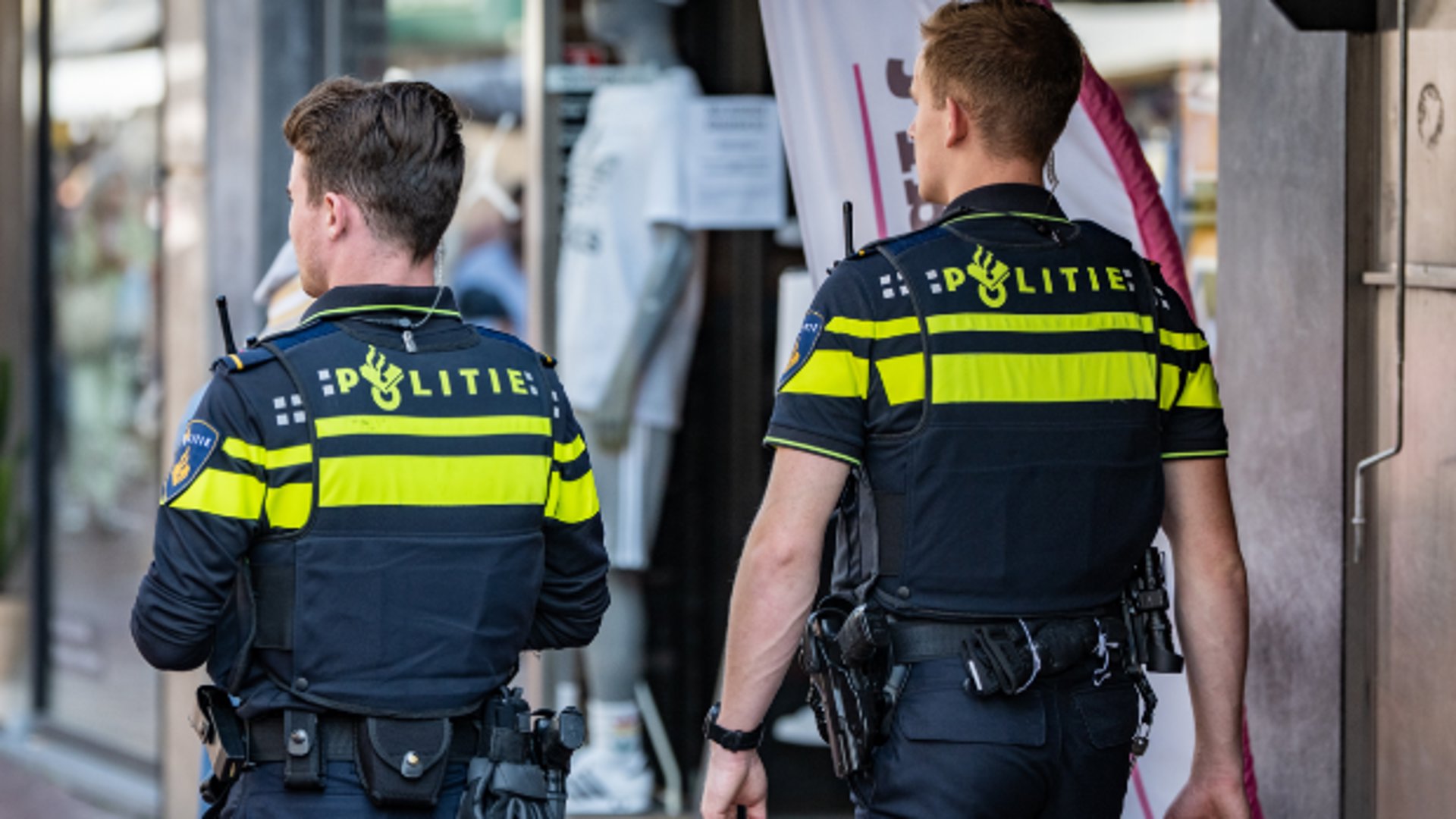 De politie is aanwezig in het stadscentrum.