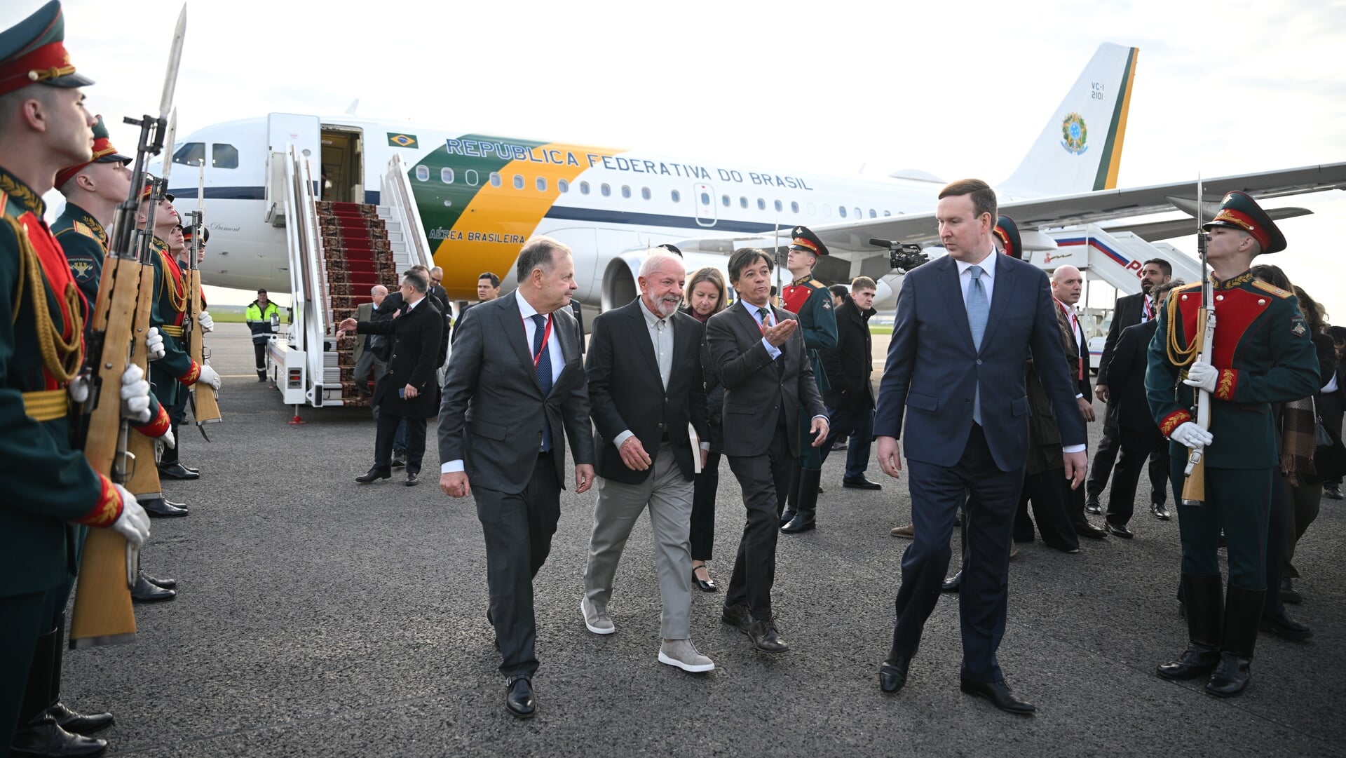 De president van Brazilië, Luiz Inacio Lula da Silva, arriveert in Moskou om de feestelijkheden rond de herdenking van het einde van de Tweede Wereldoorlog bij te wonen.
