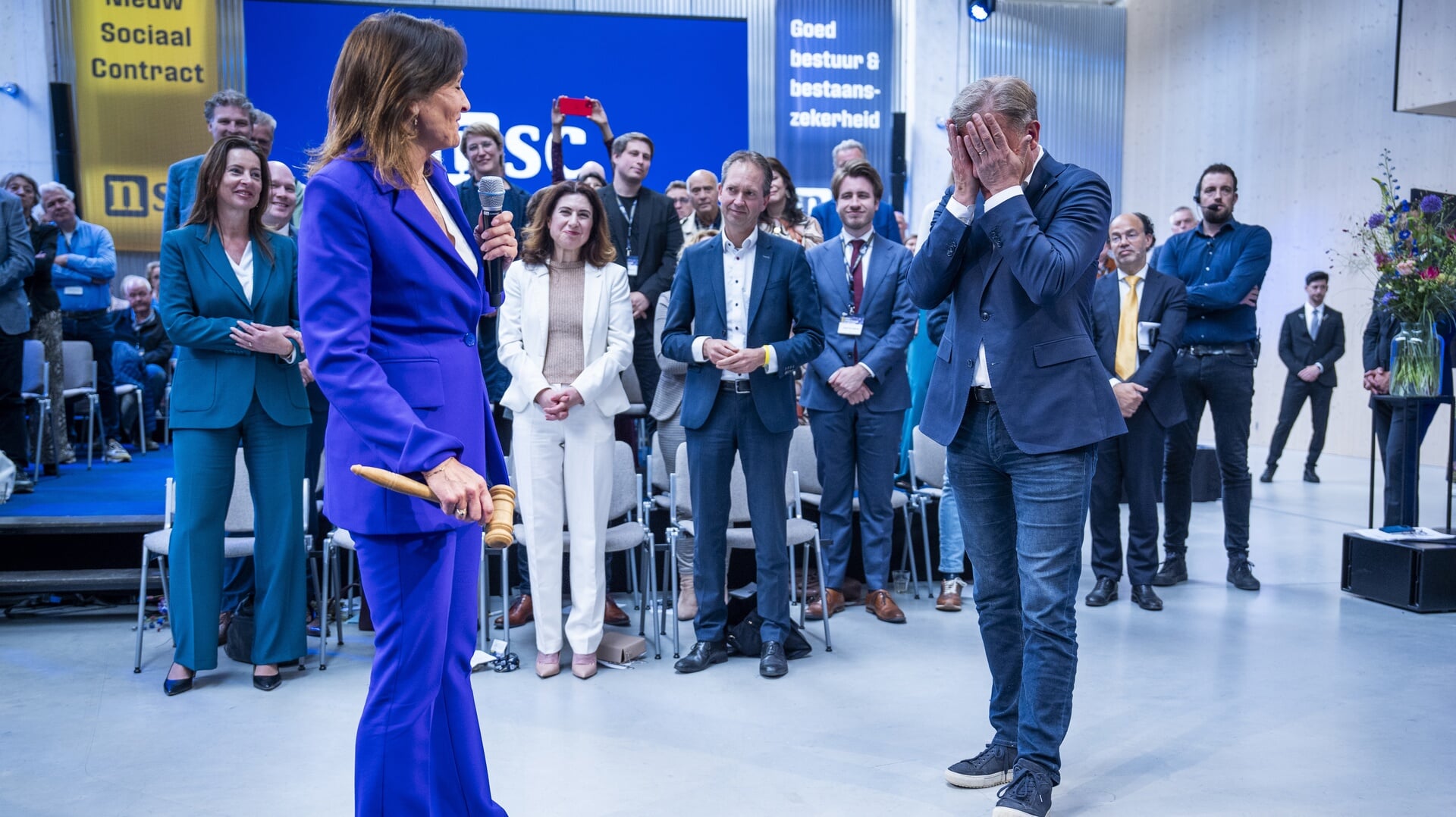 Een emotionele Pieter Omtzigt heeft zaterdag het partijleiderschap van NSC definitief overgedragen aan Nicolien van Vroonhoven.