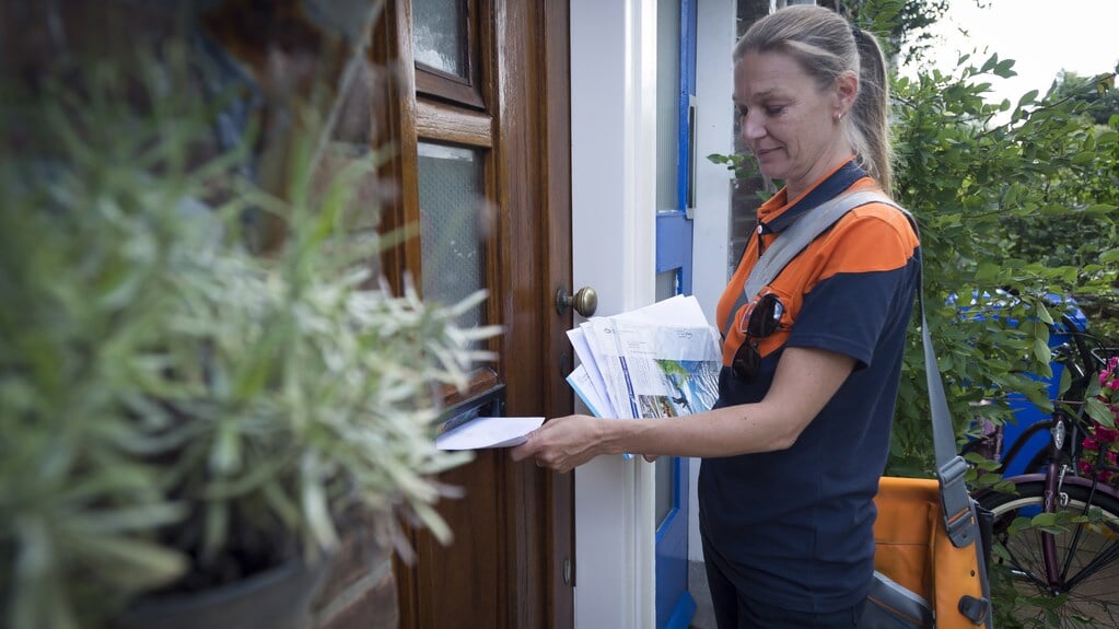 Postbezorging in de regio Delft. ‘We hebben ons jarenlang aangepast aan de dalende postvolumes, maar dat kan nu niet meer.’