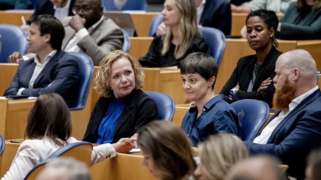 Agnes Joseph (NSC) hoort dat de Tweede Kamer tegen haar pensioenplan heeft gestemd tijdens de stemmingen in de Tweede Kamer.