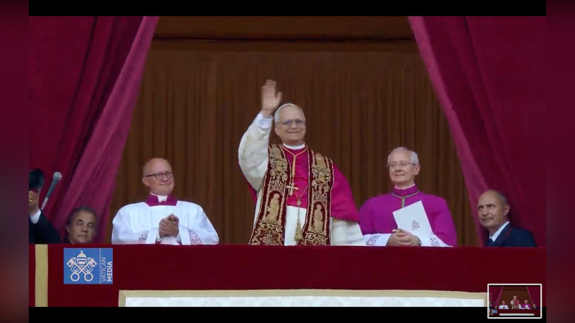 Paus Leo XIV begroet de menigte